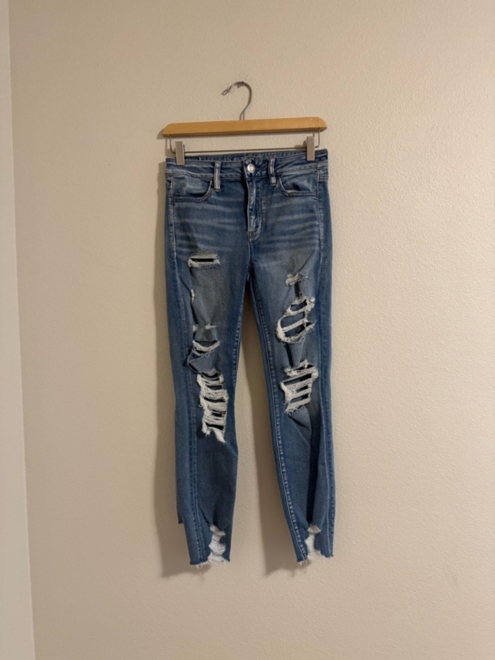 AMERICAN EAGLE SIZE 4 SHORT DISTRESSED SKINNY JEANS LOT5925